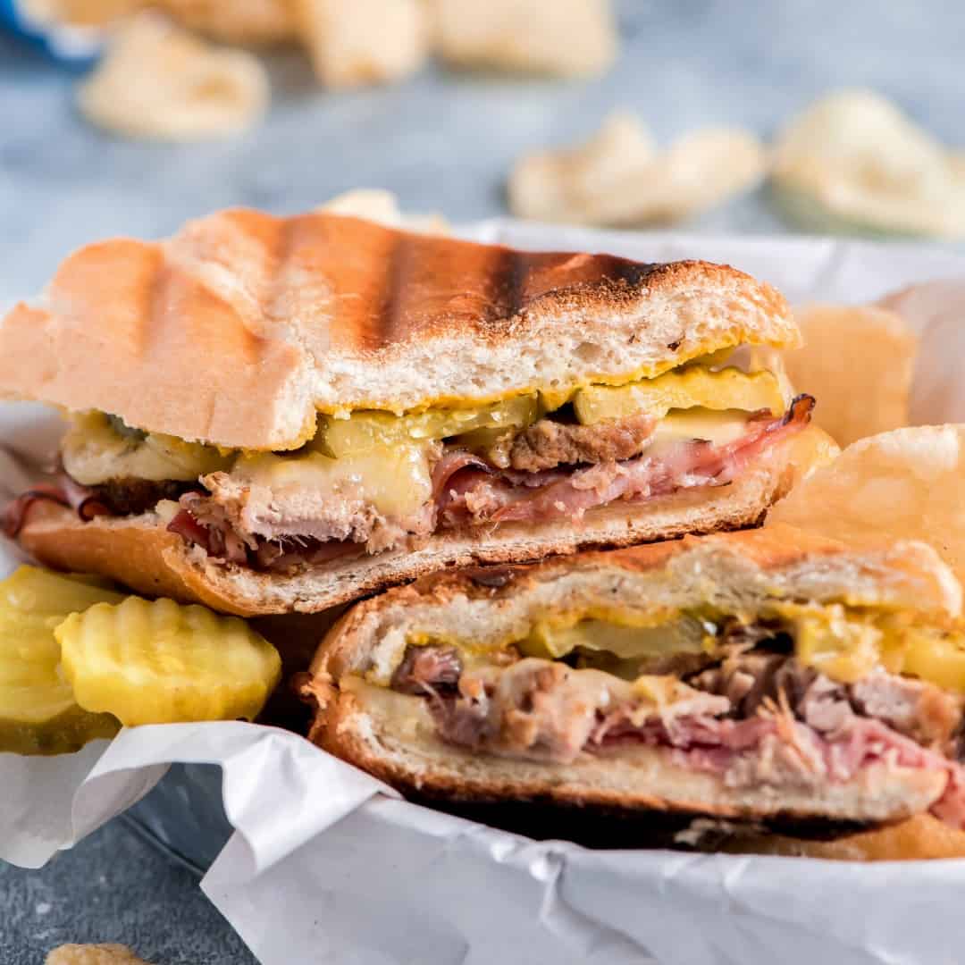 Cubano (Schiacciata Romana met ham, pulled chicken, mosterd, augurk en kaas) warm geserveerd