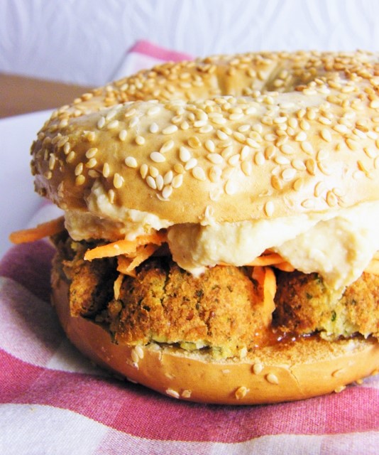 Vegan broodje gegrilde courgette, paprika, falafel en kruiden.