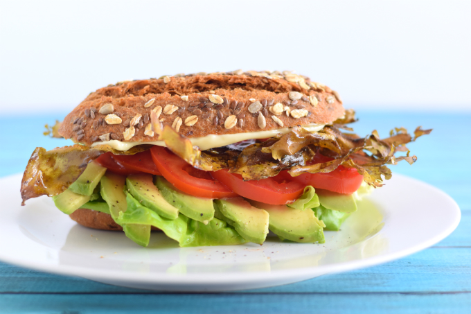 Vegan speltbol met gegrilde tomaten, avocado en vega balletjes