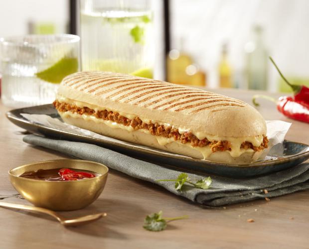 Panini mozzarella, zongedroogde tomaat, olijven, kipstukjes, pesto en mozzarella