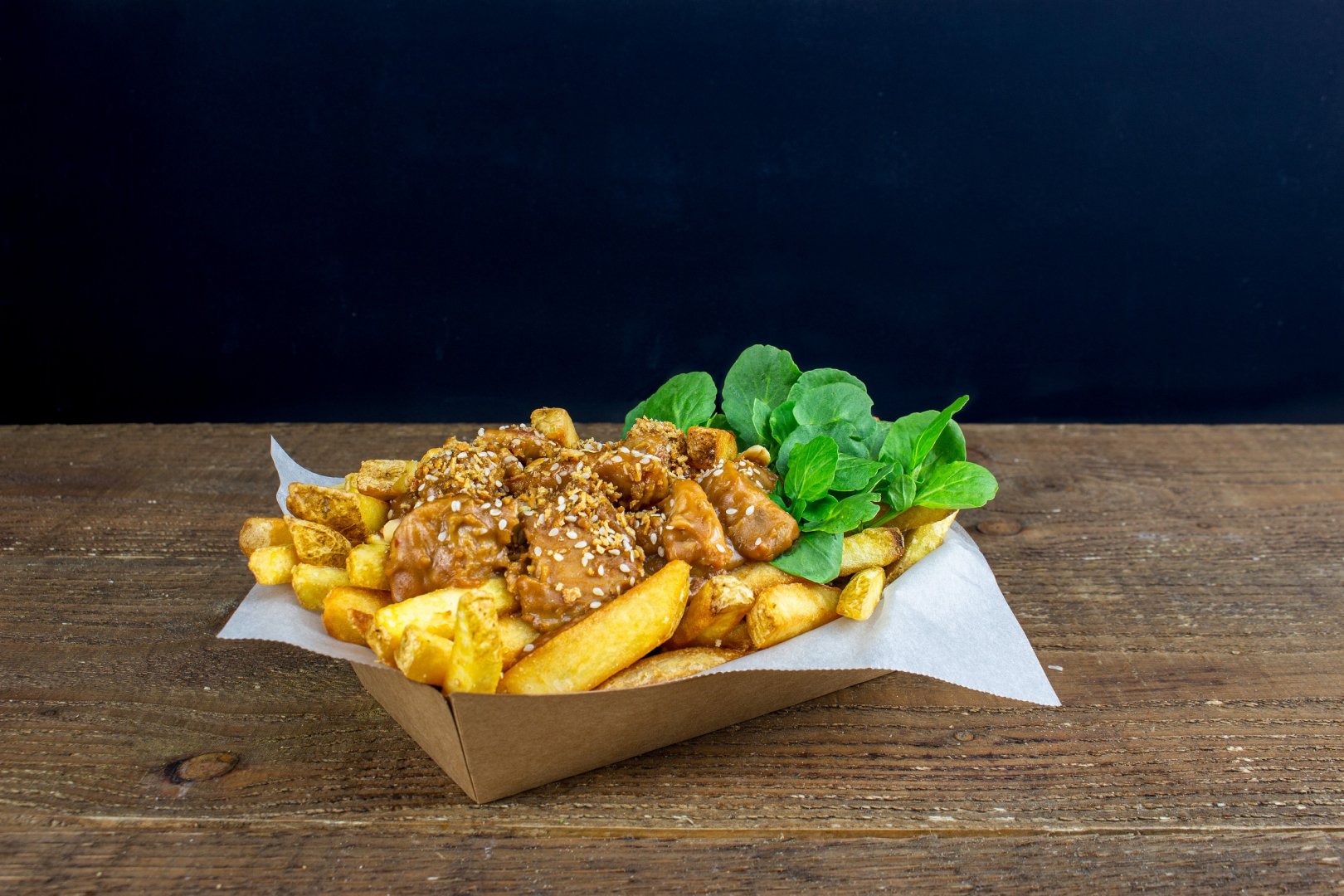 Loaded Fries met pittige kip en met chilivlokken