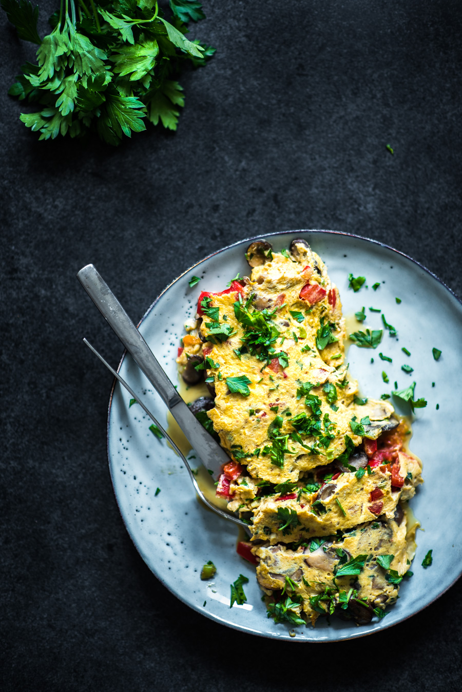 Omelet met spicy Chicken, srirachamayonaise en sesam (op 2 belegde boterhammen)