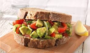 Vegan broodje: 2 desemboterhammen met  Baba anoush met gebakken aubergine en avocado